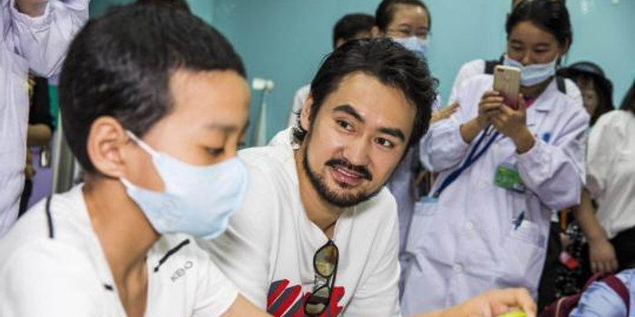 影视演员袁弘挽臂献血 身体力行为无偿献血事