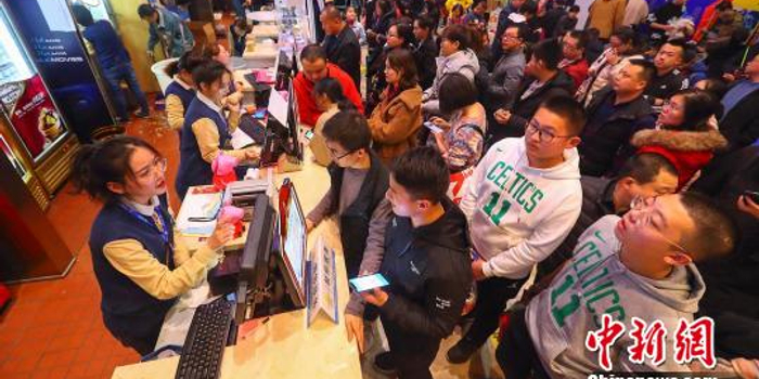 最强春节档启幕 影院人气爆棚宛如春运