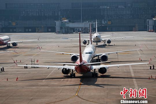  上海航空公司的9架波音737MAX机型飞机停在虹桥国际机场停机坪上。　殷立勤 摄