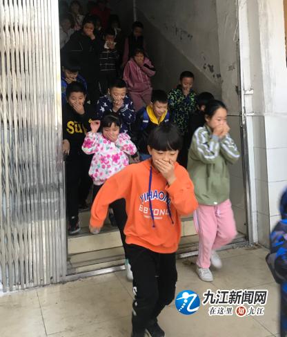 学洲小学开展防震防火应急疏散演练活动