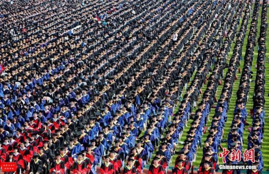 体测成绩将影响大学本科生顺利毕业。(资料图:图为2016年武汉大毕业典礼现场。中新社记者 张畅 摄)