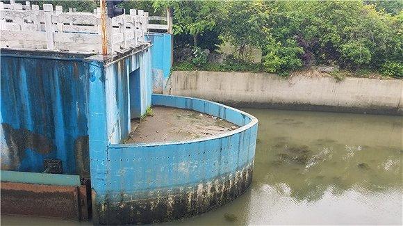 距离拦水坝大约三十米的船闸。翟星理