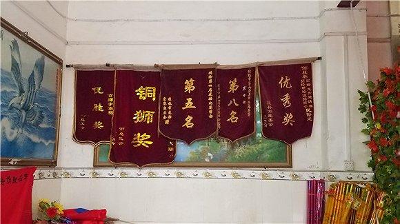 敦睦村祖庙内陈列着村龙舟队曾经获得的荣誉。摄影:翟星理