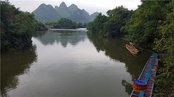 拦水坝内外水位有落差,敦睦村的赛艇从低处往高处逆流划行,两次尝试冲坝。摄影:翟星理