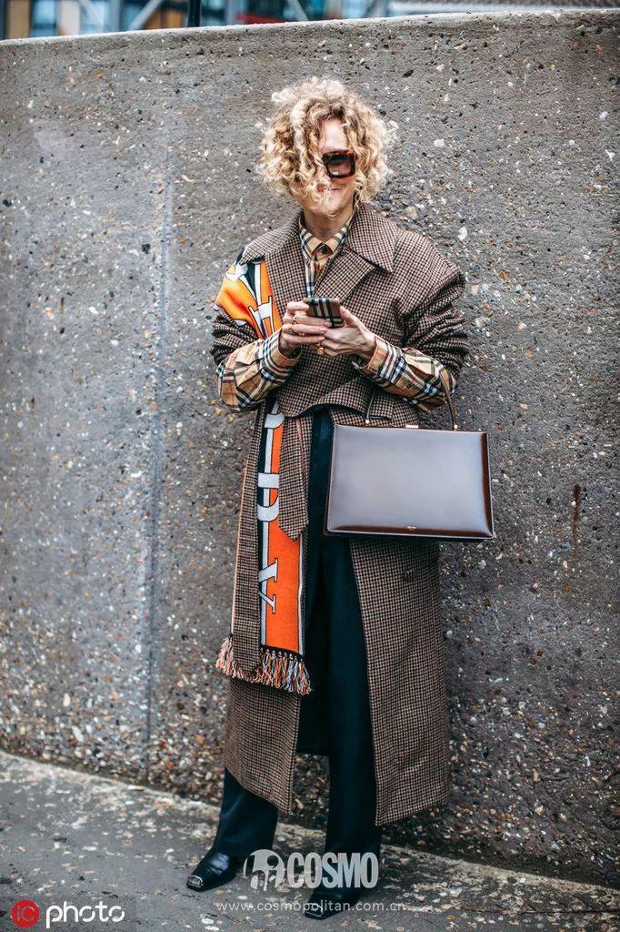 衬衫:Burberry
