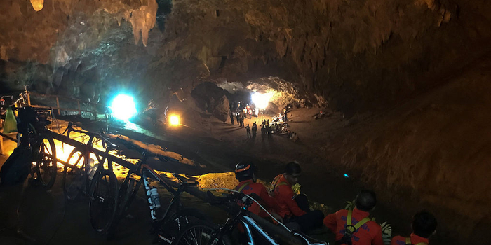 泰国一支足球队13名队员被困洞穴 救援人员展