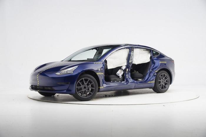 特斯拉 Model 3 将 IIHS Top Safety Pick +添加到其安全奖项中