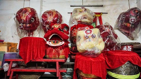 没有袋子套着的旧狮头,嘴部已经烂了。图片来源:樊新航/摄