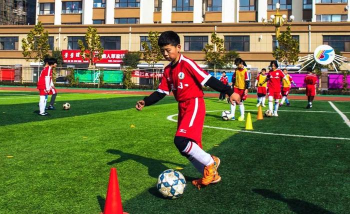 2018年11月22日,河北省枣强县第五小学的学生在进行带球训练。新华社记者李晓果摄