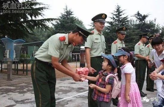 受不了了，五分钟之内，我要这个帅哥警察的全部资料！