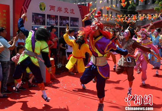 两岸众多表演方阵助阵。 吕明 摄