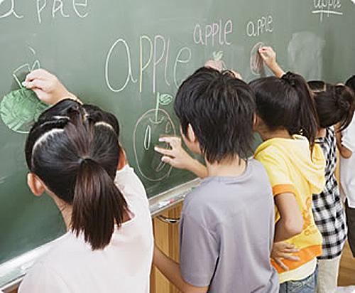 日本小学生正在学习英语。(新华社)