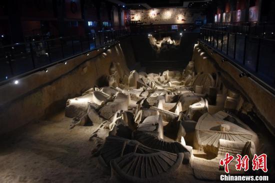 河南新郑市博物馆展示春秋战国时期文物