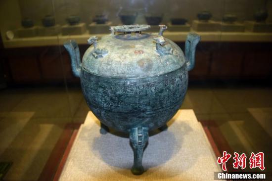 河南新郑市博物馆展示春秋战国时期文物