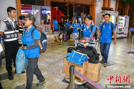 中国“海南柬埔寨光明行”第五次行动医疗队启程飞赴柬埔寨