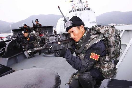 图为中国海军陆战队士兵穿着的06式防弹衣