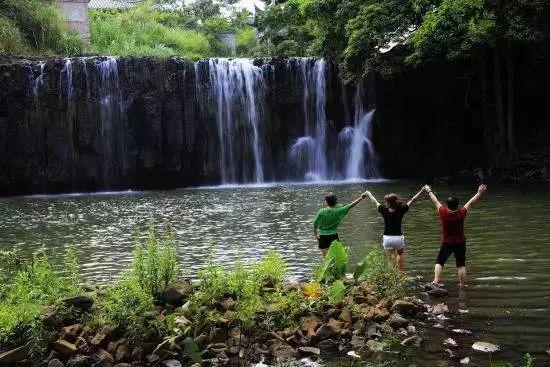 这些瀑布承包了海南夏天的清凉，翻山越岭也值得去一趟！