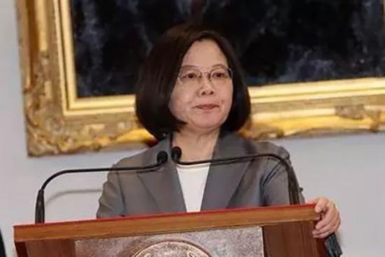 记者会开始后“变脸”作严肃状。