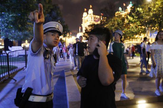 上海公安民警坚守在中秋安保岗位上 确保城市运行安全