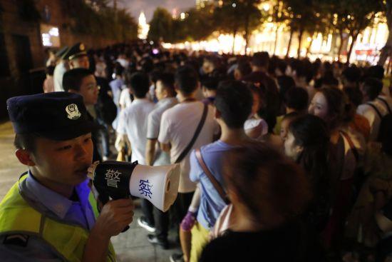 上海公安民警坚守在中秋安保岗位上 确保城市运行安全