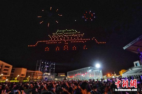 迎国庆 南京航空航天大学上演300架无人机灯光秀表演