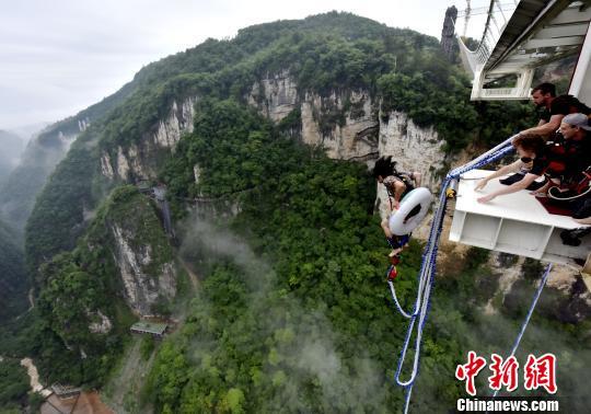 选手带着游泳圈从跳台跃出。 张潘 摄