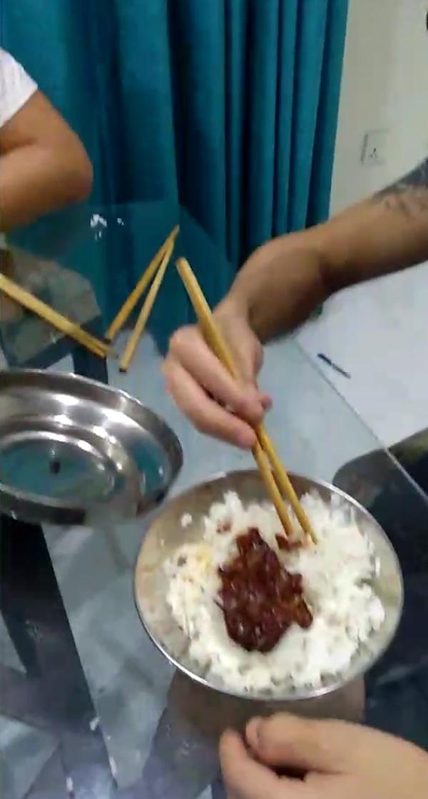 菜不够,男孩们只能用饭蘸着酱吃