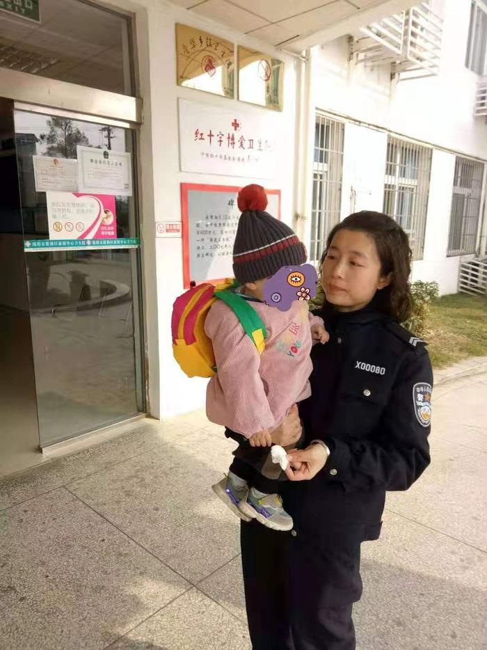 四川1岁多幼儿被遗弃垃圾站旁，警方以涉嫌遗弃罪立案调查