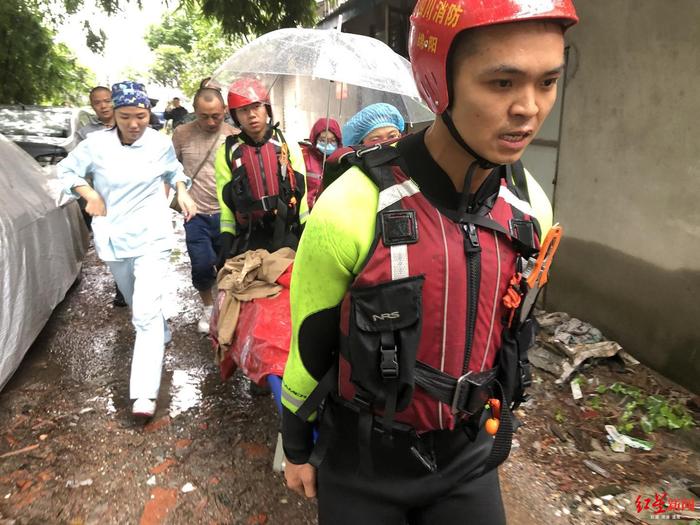 孕妇待产道路被淹 救援人员担架抬出
