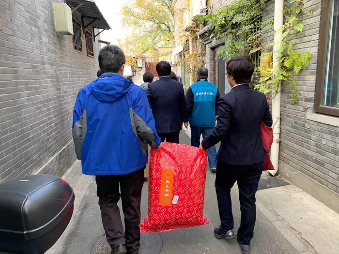 北京金融资产交易所走进什刹海街道前海社区 “料峭寒冬，暖心包裹沐春风”志愿助老活动