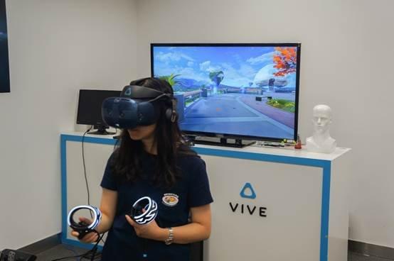 HTC Vive Cosmos体验：穿梭于虚拟和现实之间