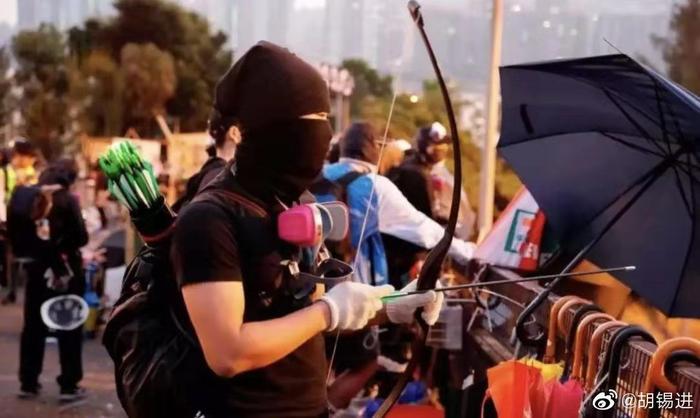胡锡进:激进示威者正成为新型恐怖分子,打扮和做事都像IS战士。