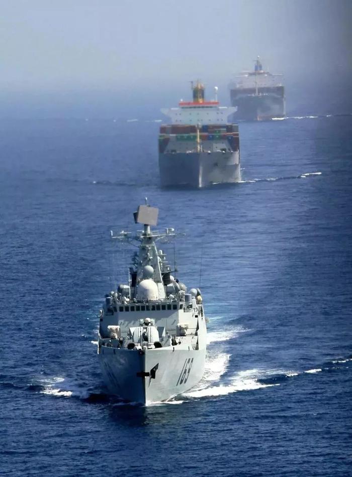 中国海军首批护航编队武汉舰在亚丁湾为中国商船护航4。(李唐摄).jpg