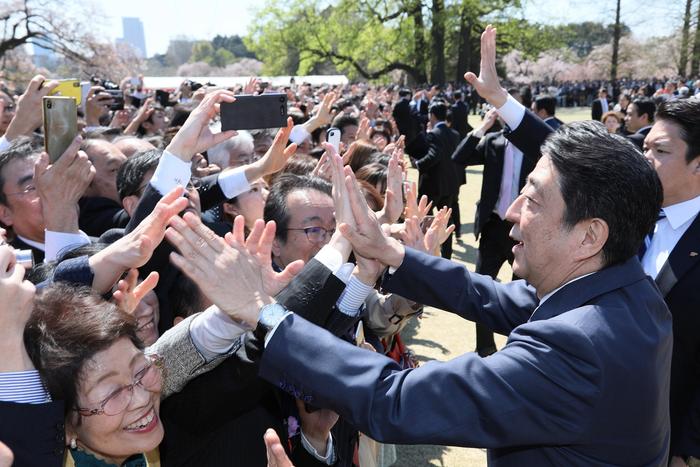 用公款请老家的支持者赏樱花？日本首相安倍这波操作惹出事了！
