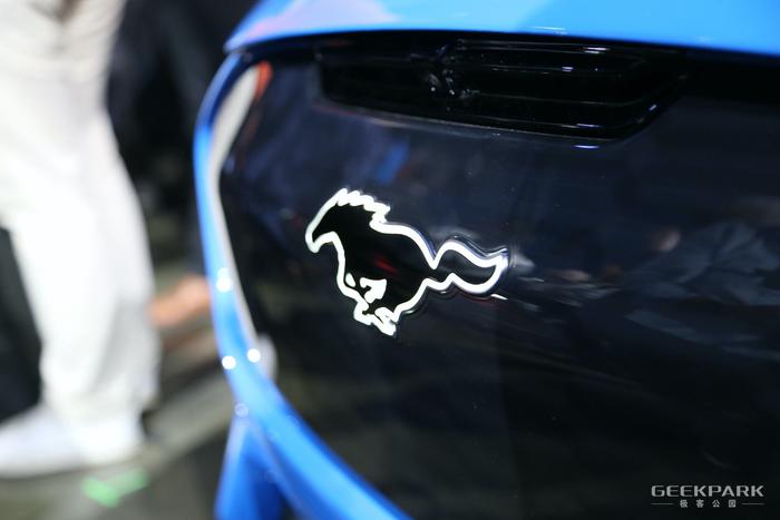 Mustang Mach-E ‘发光 Logo 设计’ | 现场拍摄