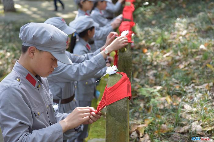 通江县：万名师生清明缅怀革命先烈