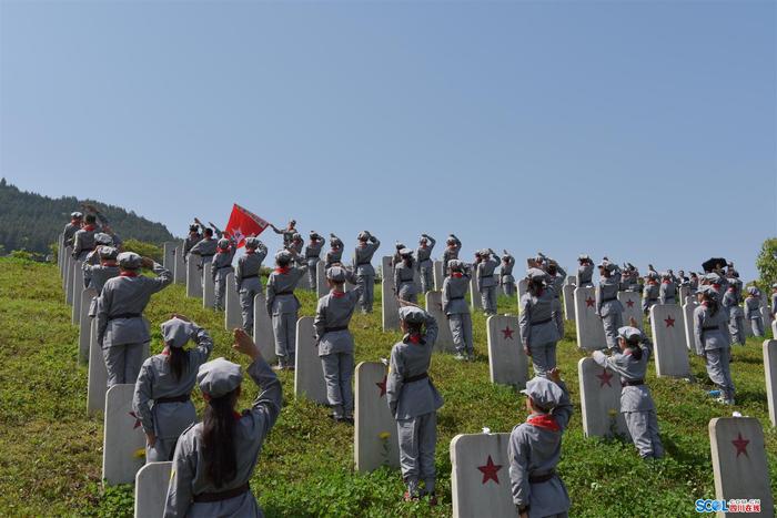 通江县：万名师生清明缅怀革命先烈