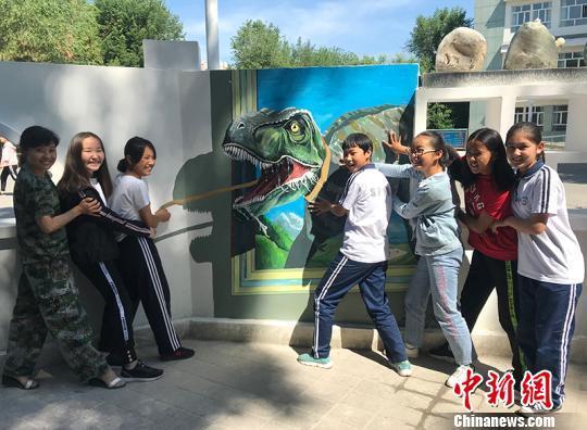 新疆一中学创意3D彩绘扮靓校园成新景 吸引师生“打卡”（图）