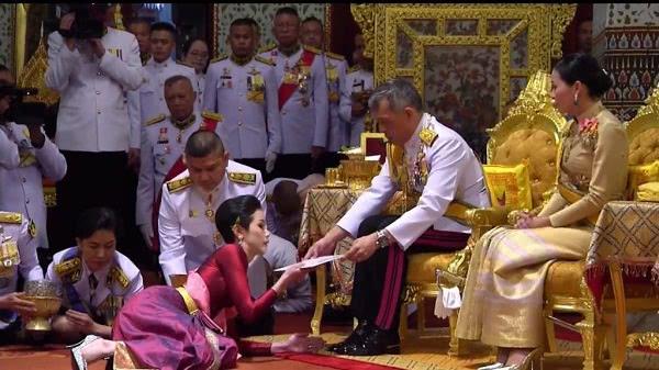 试图僭越王后，泰国“贵妃”被褫夺所有封号