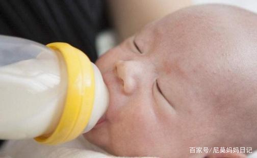 刚出生的小宝宝是先喝奶还是先喝水？很多人不了解，不妨看看
