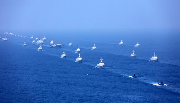 图为参加海上阅兵的中国海军舰艇