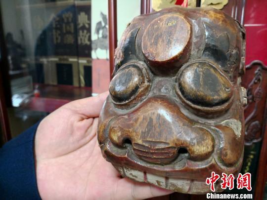 图为收藏的傩面具。 刘薛梅 摄