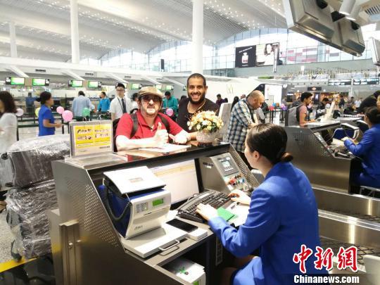 广州白云机场2号航站楼“开门迎客” 世界级航空枢纽加速启航