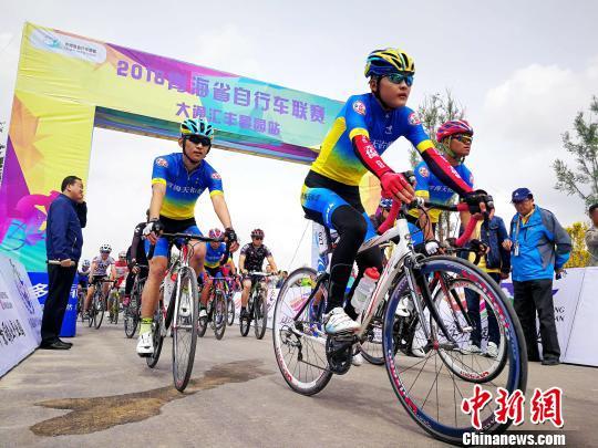 本次比赛设置男子山地公开组、男子公路公开组、男子大师组、女子公开组以及大众骑游组。 张添福 摄