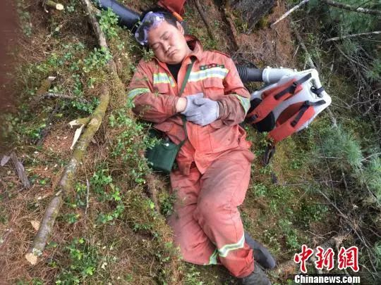 图为灭火人员在现场。 内蒙古大兴安岭林管局宣传部供图