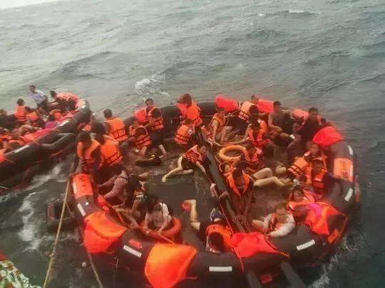 揪心！泰国普吉海域两船倾覆，中国游客1人溺亡50人失踪，游客讲述惊险瞬间