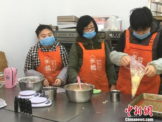 武汉一家特殊点心店 厨师是3名“星星的孩子”