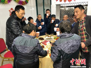 合肥流浪受困人员吃上年夜饭 滞留30年老人说想家