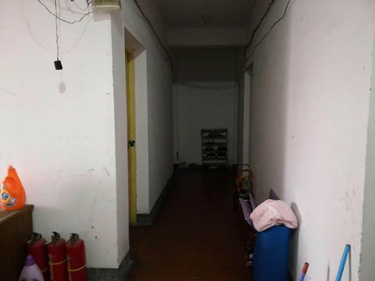 郝小勇租住在群租房,靠最里面的一间房里,每个月房租600块钱。