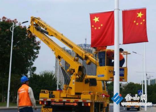 镇江近800杆路灯上悬挂国旗 路边飘扬“中国红”